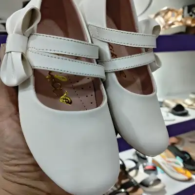 Zapatos blancos de niña 